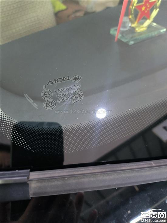 埃安AION V车辆前挡风玻璃自然开裂