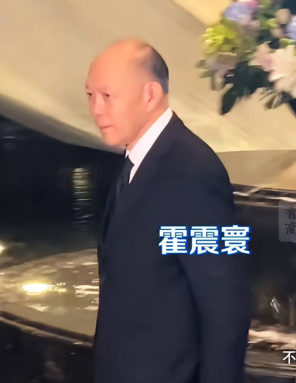 霍家出席何超蕸追悼会，郭晶晶霍启刚都瘦了，霍震霆携霍启刚同行