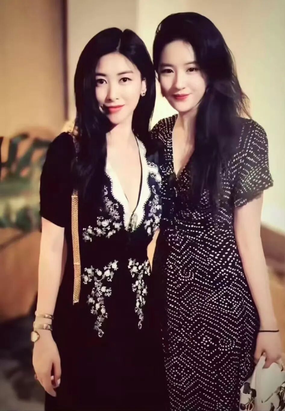朱珠41岁生日,和刘亦菲聚会逛街,一家人开心庆祝