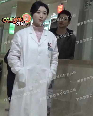 景甜医生造型好有感觉 身穿白大褂，造型十分素雅!_深港在线手机版