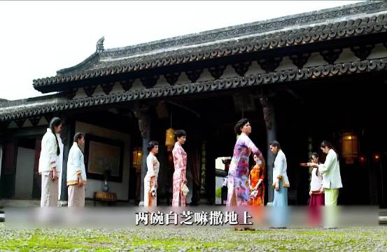 大房惩治小妾捡芝麻，不料却遭到丈夫的厌烦