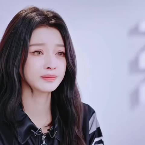 孙怡深情弹奏《萱草花》致敬母亲尚丹丹