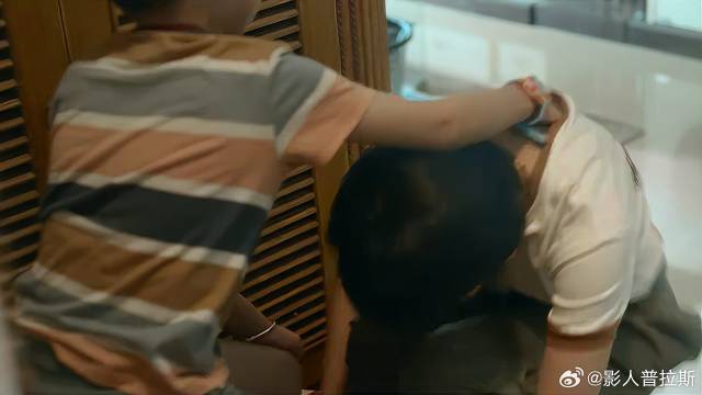 姐姐帮弟弟系鞋带，下秒弟弟一个举动，姐姐立马害羞了