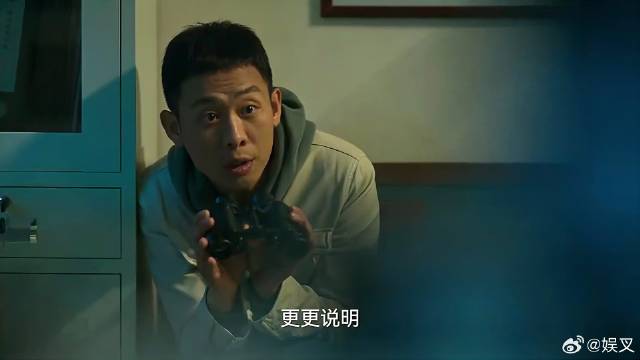 张译拿着望远镜看监控 他是重点调查对象，只能坑李响了