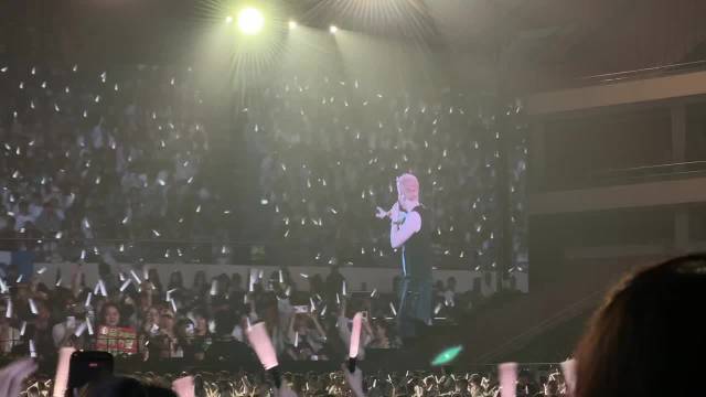 陶喆上海演唱会偶遇颜人中，同台互动飞吻