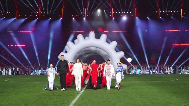 东北超开幕颜妮郭艾伦等明星助阵中式套装亮眼