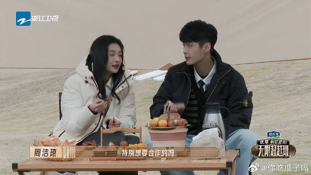 何与直言最初就想跟沈月合作，跟周洁琼约会，但心里却想着沈月