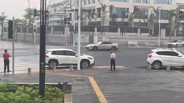 想秀漂移去赛道，在马路上抽什么风