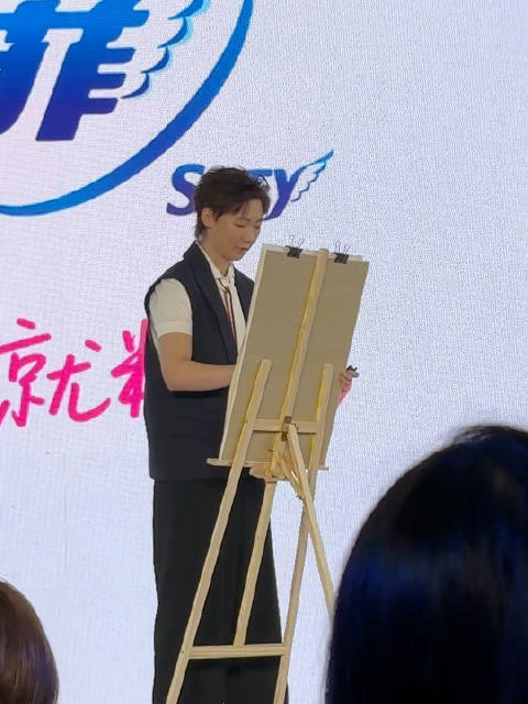王曼昱担任苏菲品牌代言人活动现场欢乐互动