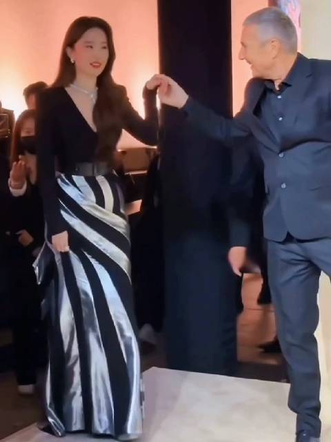 刘亦菲深V黑西装搭配银纹鱼尾裙亮相晚宴