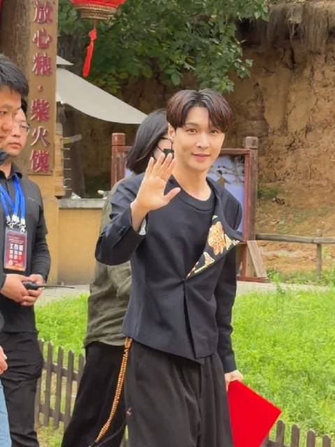 张艺兴现身白鹿原影视城参加电影人公益示范行