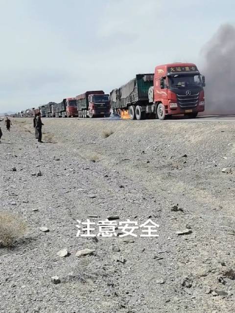 戈壁无人区货车起火，多人紧急抢救货物