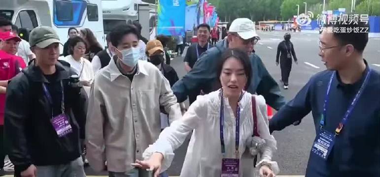 于和伟穿沈阳队球衣骑倒骑驴，高圆圆挥旗助阵