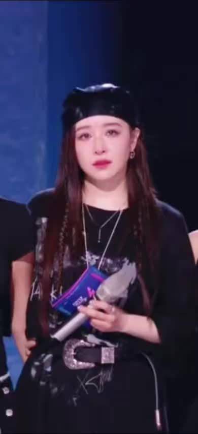 阚清子释出酷飒大片，造型交织rapper与海盗船长风格