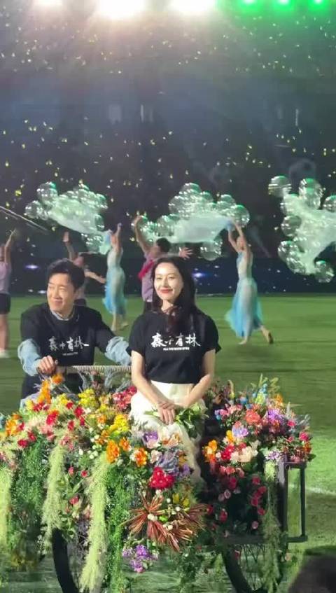 于和伟骑倒骑驴亮相体育场，再现电影经典场景