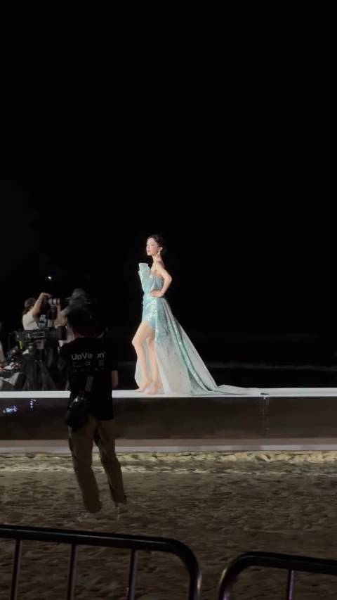 娜扎嘉人时尚风格之夜直拍 肤白貌美大长腿的代名词