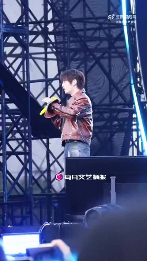 张远音乐节连唱《嘉宾》《鸭梨大》引全场共鸣