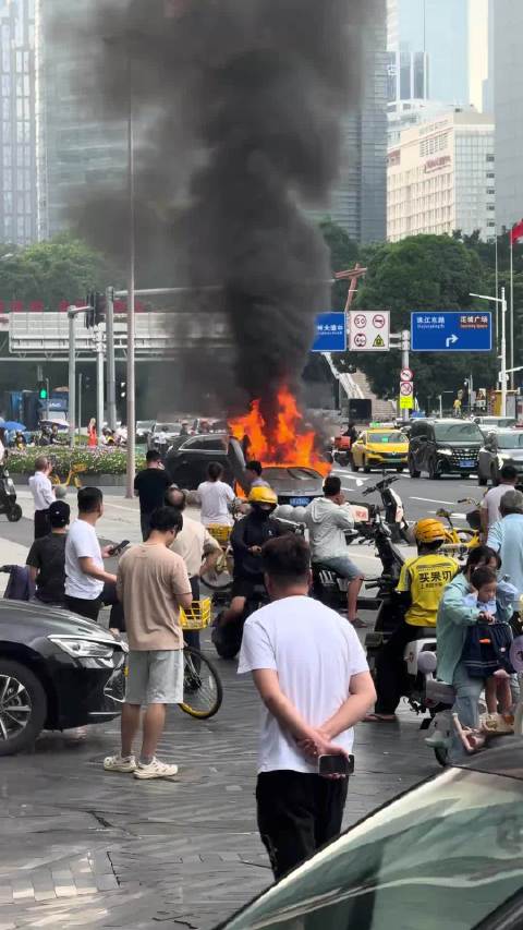 珠江新城兰博基尼着火 太吓人了！