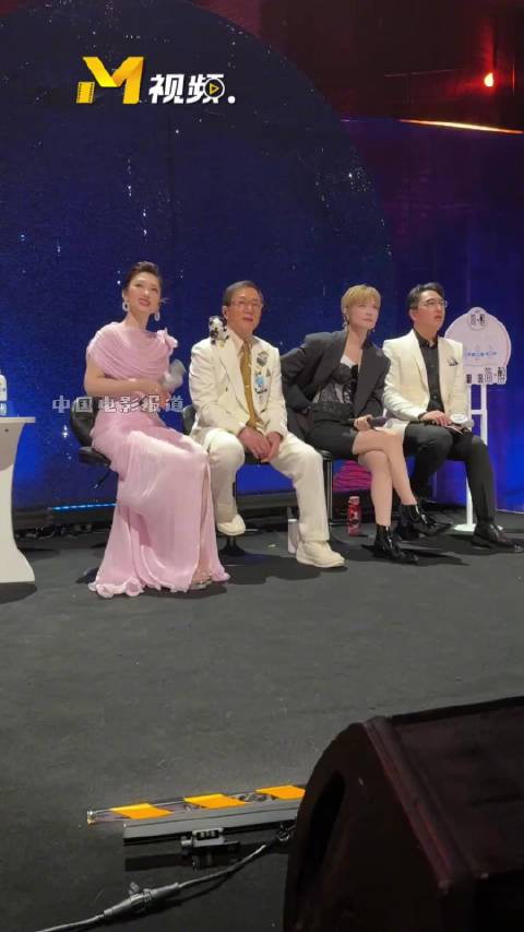 成龙李宇春后台聆听宋亚轩演唱并点赞