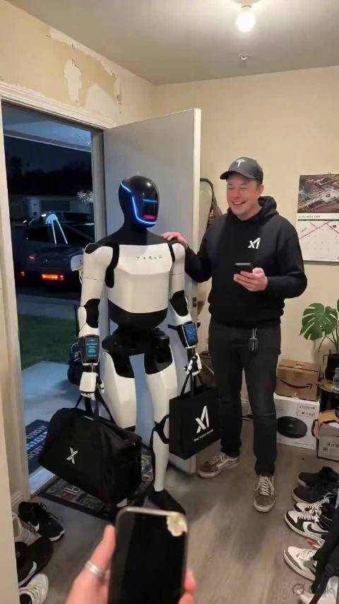 特斯拉 Optimus 刚刚与埃隆·马斯克一同抵达家中