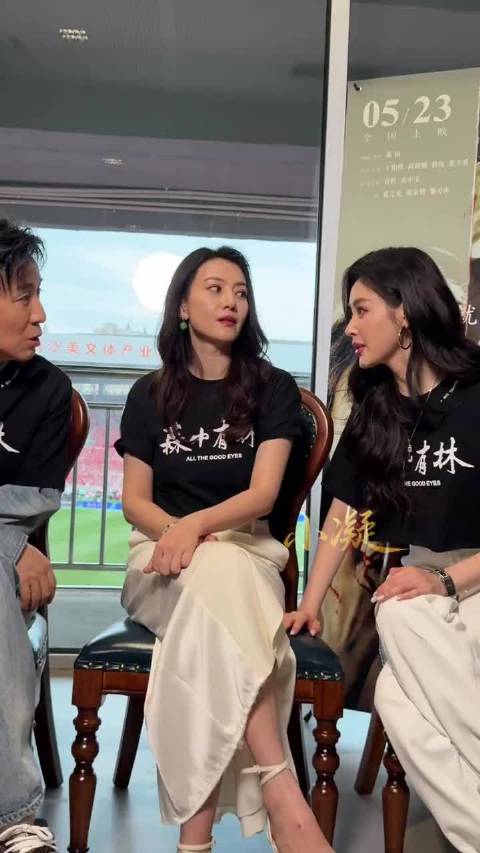 三位聊的好嗨，完全不管旁边的导演了，海婕父女还隔着秀握了握手