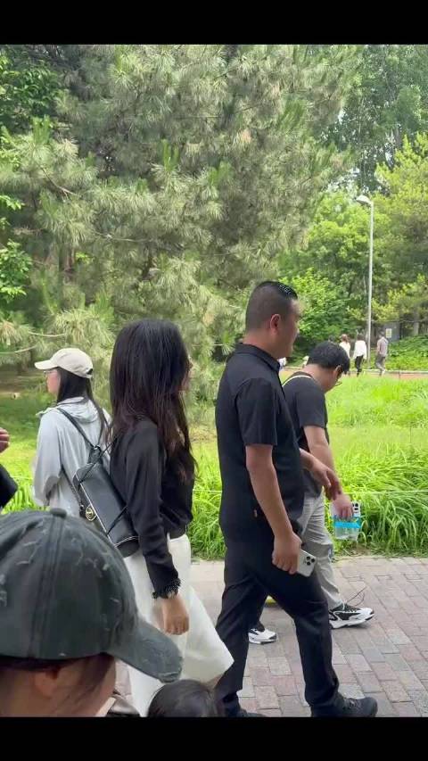 朱珠任北京艺术季大使，现身奥森公园与艺术装置互动