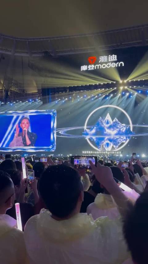张柏芝台上落泪五官精致展现骨相美