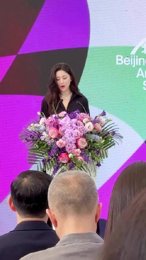 大大方方的发言环节朱珠整个人都在发光朱珠