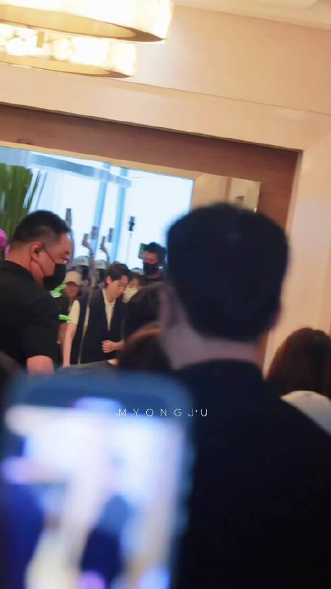 王曼昱北京见面会结束粉丝遗憾错过