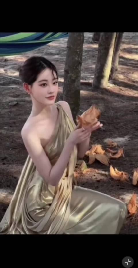 祝绪丹金色长裙演绎海边黄昏唯美意境