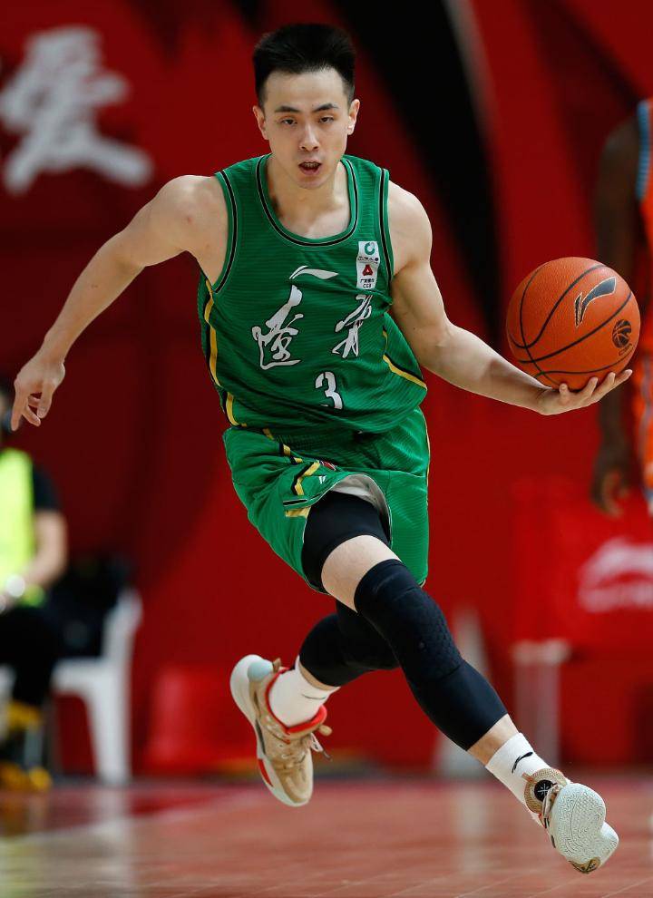 34岁重伤+场外风波，顶薪续约郭艾伦?辽篮这次赌得起么?_交叉_辽宁_山东