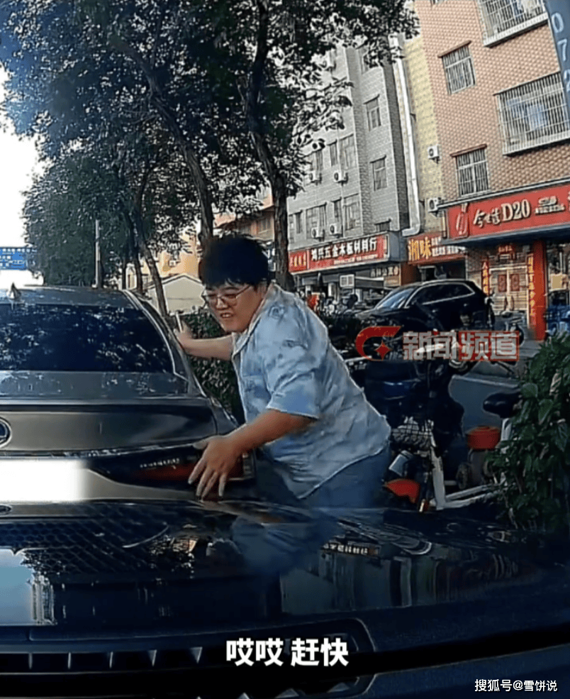 男子忘拉手刹雷克萨斯溜车，他肉身扛住，网友:没自动驻车?_车主_双手_车扛