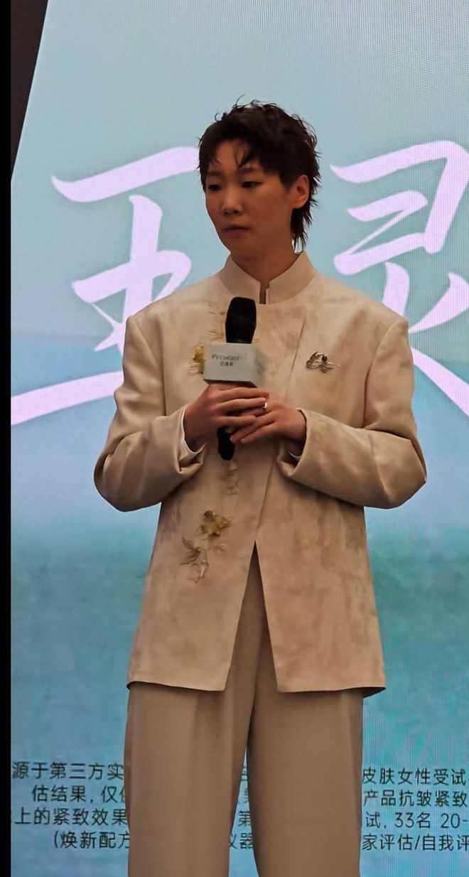 5月23日下午，王曼昱参加线下活动，气场超一线明星，笑起来绝美