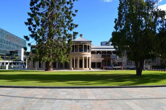 伍伦贡大学学生在方程式赛车竞赛中勇夺银牌！