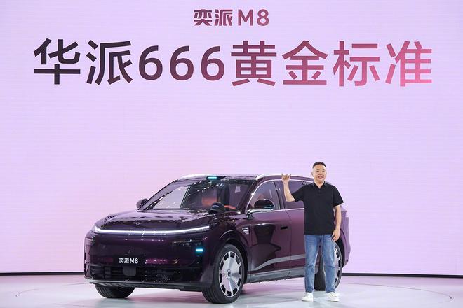 东风奕派M8首秀不一样，华派顶流大六座黄金标准玩得溜｜汽势焦点