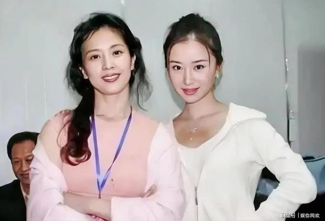 刘亦菲母亲刘晓莉和舒畅的合影照片，刘妈妈颜值和气质非常突出