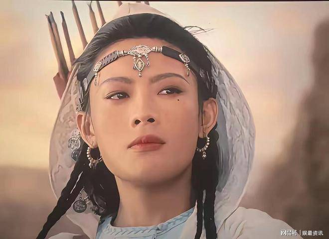 惠英红机场偶遇陈丽君,顺口喊了一声阿育娅,陈丽君反应超好笑