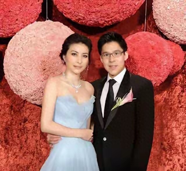 全体起立！43岁郭晶晶官宣新身份，“霍家儿媳”身份，已成过去式