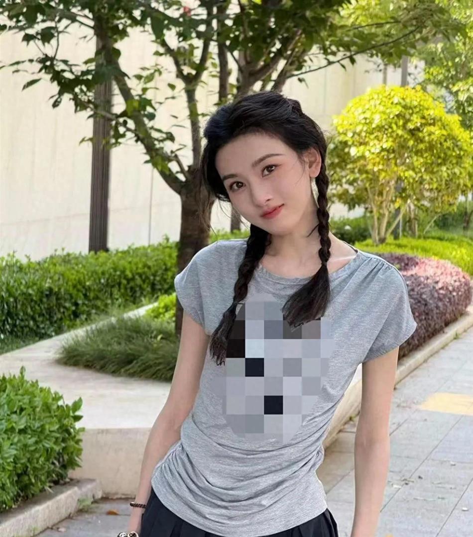 宋祖儿私服穿搭真随性！灰色T恤+阔腿裤+洞洞鞋，休闲松弛又时髦