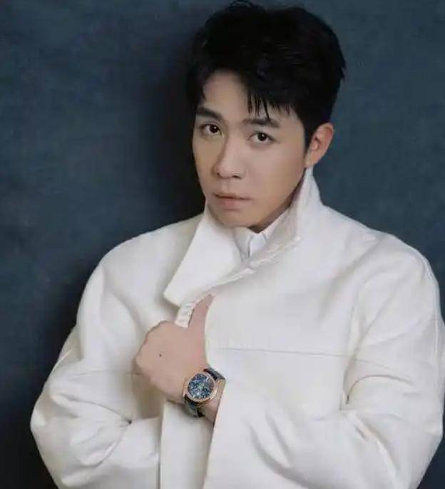 俞灏明宣布结婚!深情告白显幸福，王晓晨佩戴45W钻戒超抢眼