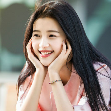 孙怡晒女儿背影照 一身红衣似福娃超喜庆_电影网_1905.com