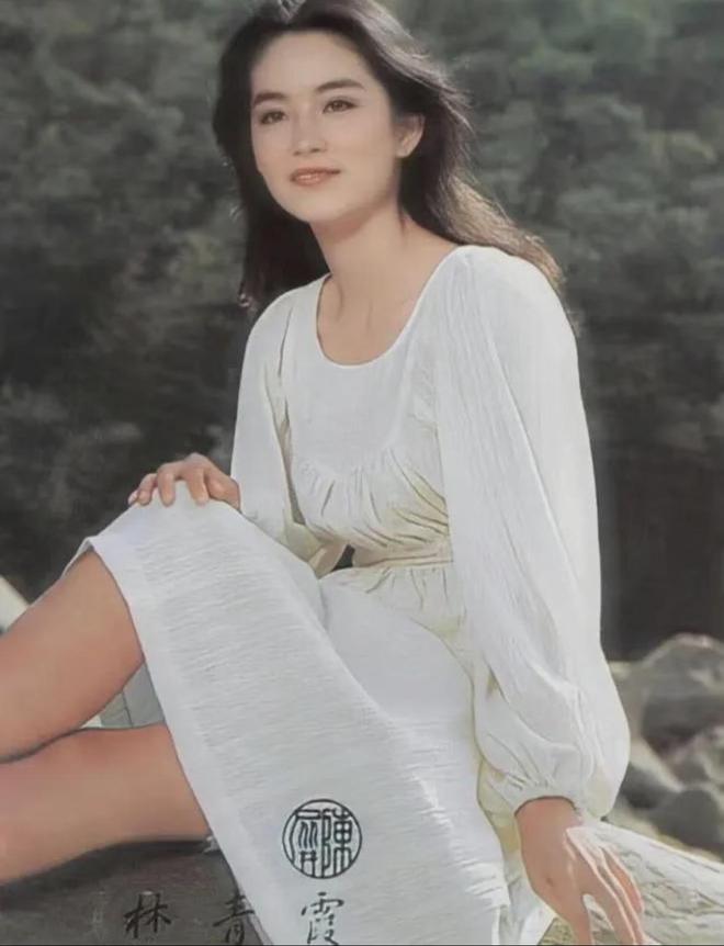 被林青霞的审美狠狠拿捏了，瞧这8套白色系穿搭典范，经典又高级