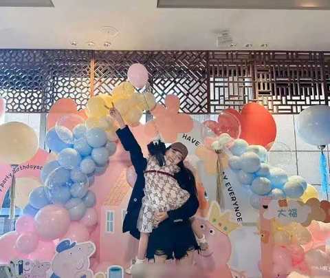 孙怡为女儿庆生，5岁大福遗传170妈妈身高好大只，孙怡都快抱不动了