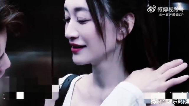 看似互不服气的对决，眼神交汇处处都是小甜度