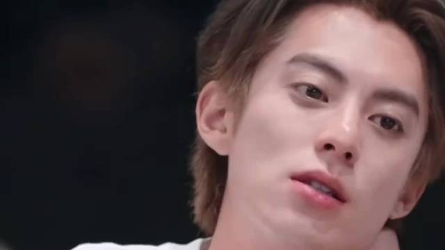 王鹤棣过往言论引争议，经纪人朋友圈内容曝光