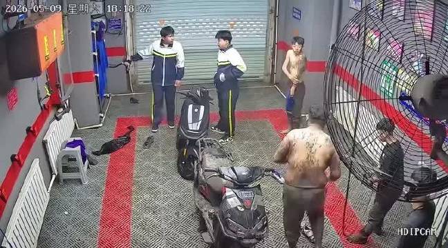 长春自助洗车点惊现学生洗澡,洗衣机塞满黄泥引质疑