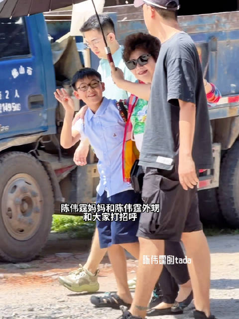 陈伟霆家人探班新剧爱情慢慢