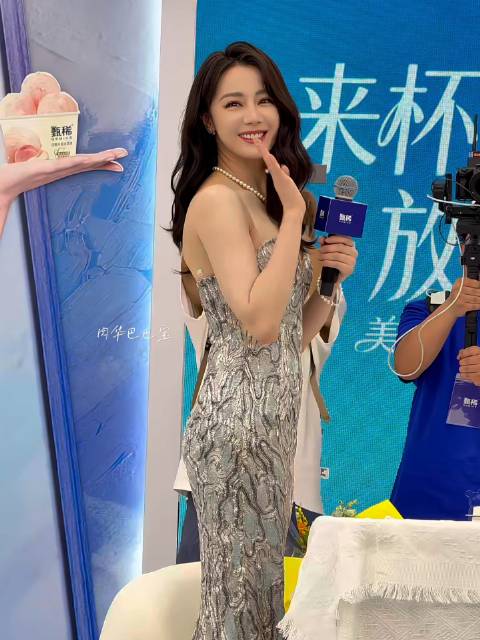 我凝望着你渐行渐远的背影，心底翻涌着最炽热的告白