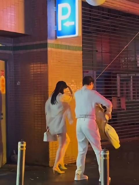陈伟霆向涵之片场花絮曝光,雨夜撑外套细节温柔