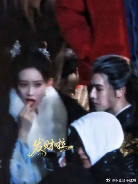 “吃吧”“不吃”“吃吧”——最后还是接过来了 再附一句“你快吃 我吃饱啦”